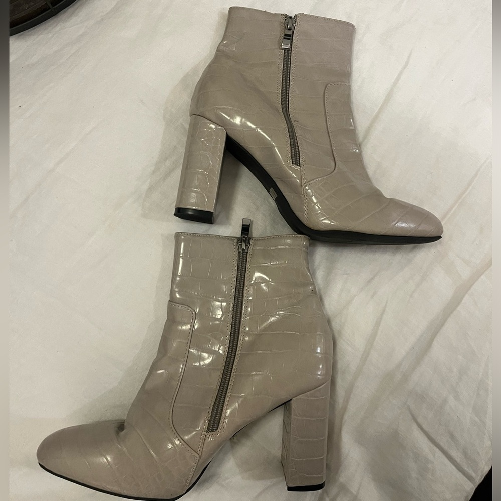 Grey Crocodile-Embossed heeled Ankle Boots size 9! Like new - Picture 8 of 8